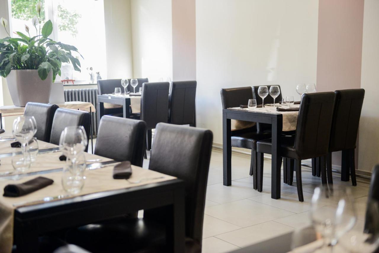 Hotel Logis Le Saint Hubert Haybes Zewnętrze zdjęcie