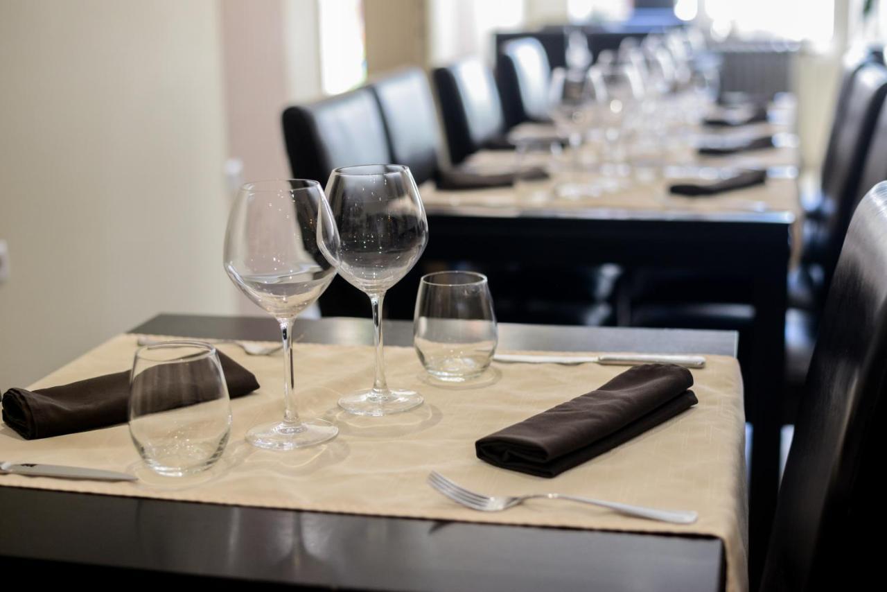 Hotel Logis Le Saint Hubert Haybes Zewnętrze zdjęcie