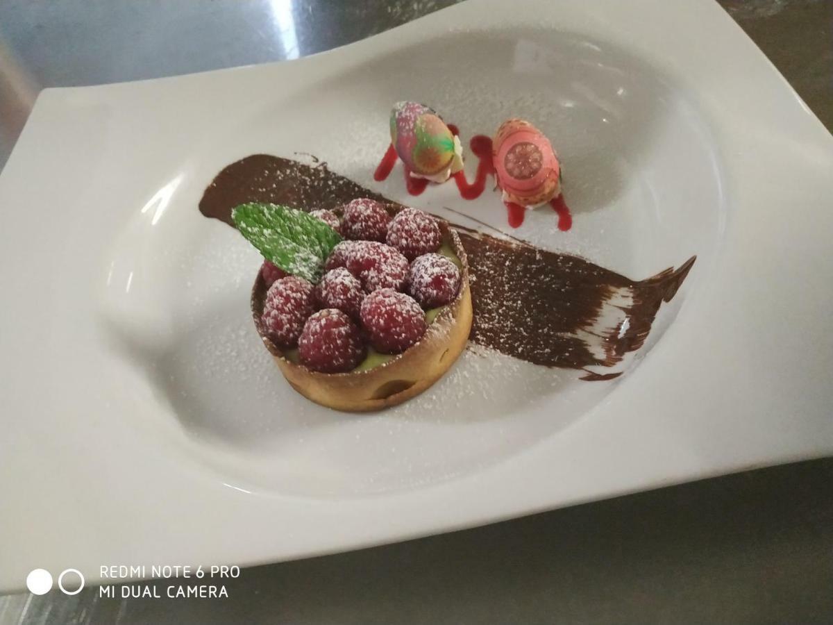 Hotel Logis Le Saint Hubert Haybes Zewnętrze zdjęcie
